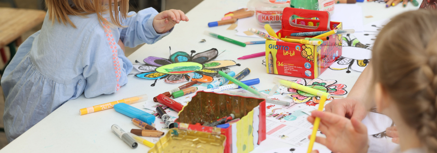 Activités pendant les ponts de mai. L'image présente des mains d'enfants réalisant des activités manuelles.
